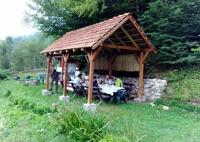 Turisticki Kompleks - Montana 2* Tjentiste